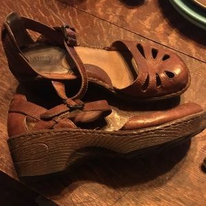 Born leather cut out clog